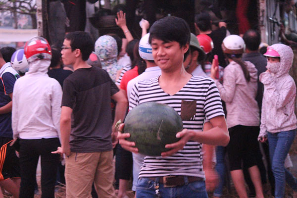 Người[-]dân[-]Ninh[-]Bình[-][-]mua[-]dưa[-]ủng[-]hộ[-]nông[-]dân[-]Quảng[-]Ngãi[-]